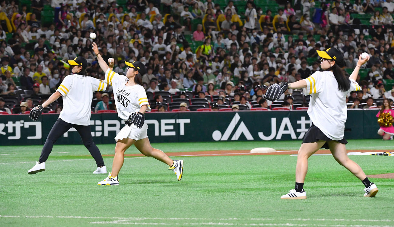 ソフトバンク対ロッテ　セレモニアルピッチを行う女子プロゴルファーの、左から渡辺彩香、佐久間朱莉、後藤未有（撮影・岩下翔太）