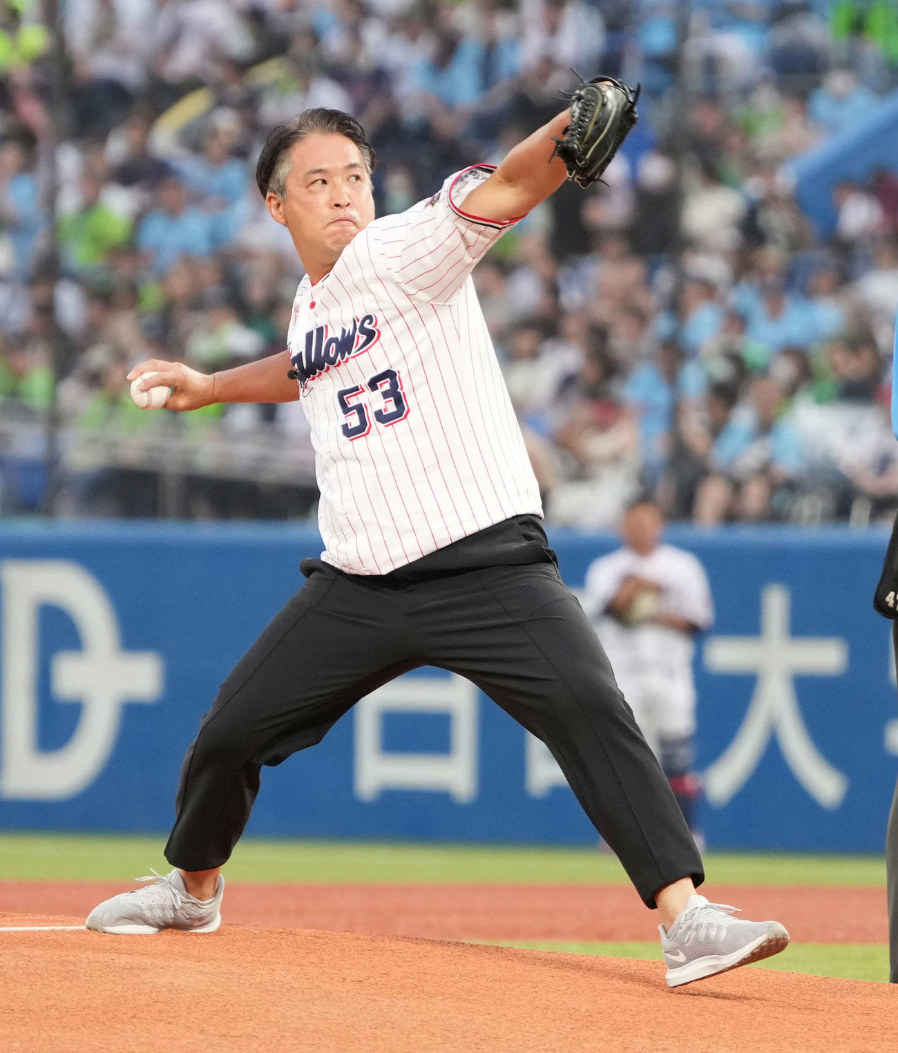 ヤクルト対中日　始球式に臨む五十嵐氏（撮影・小沢裕）
