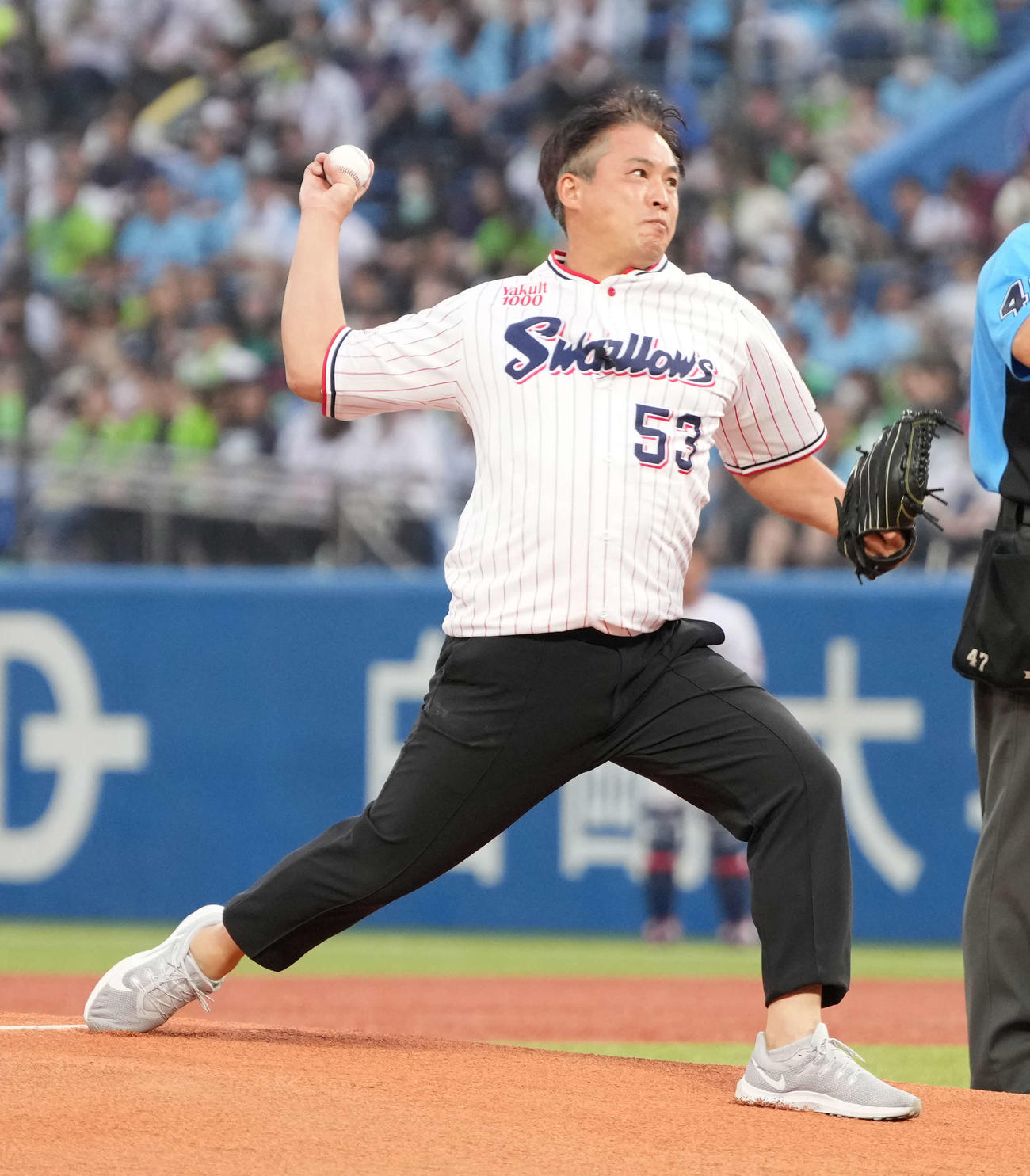 ヤクルト対中日　始球式に臨む五十嵐氏（撮影・小沢裕）