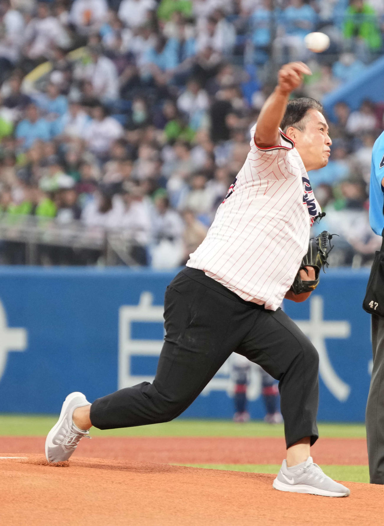 ヤクルト対中日　始球式に臨む五十嵐氏（撮影・小沢裕）