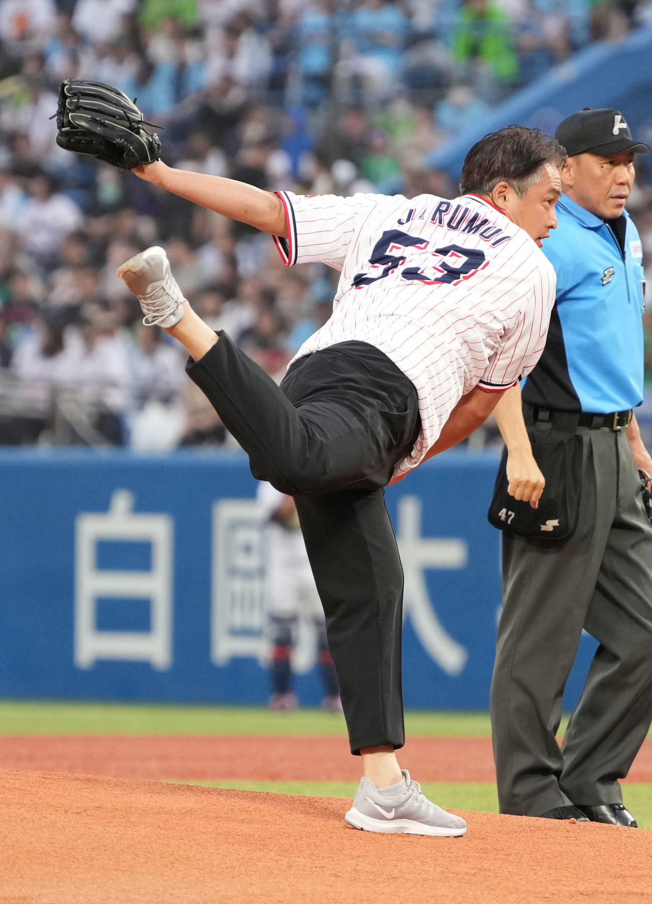 ヤクルト対中日　始球式に臨む五十嵐氏（撮影・小沢裕）