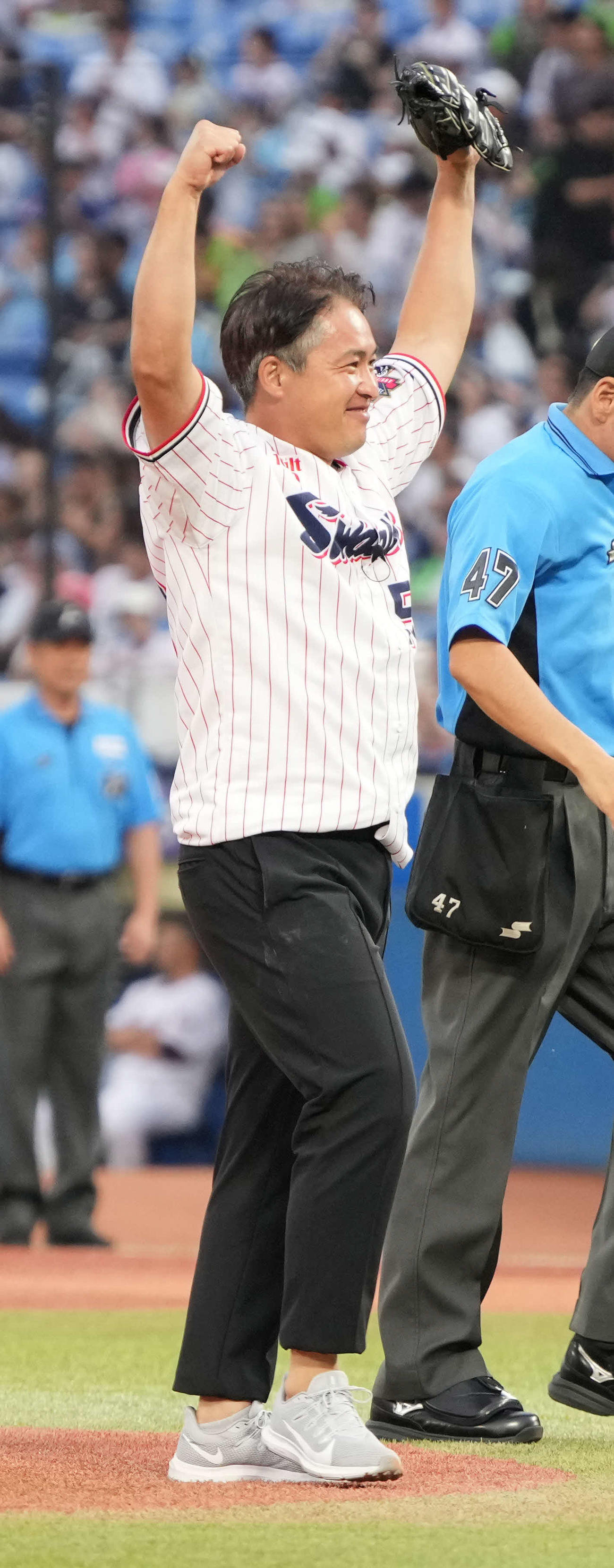ヤクルト対中日　始球式に臨む五十嵐氏（撮影・小沢裕）