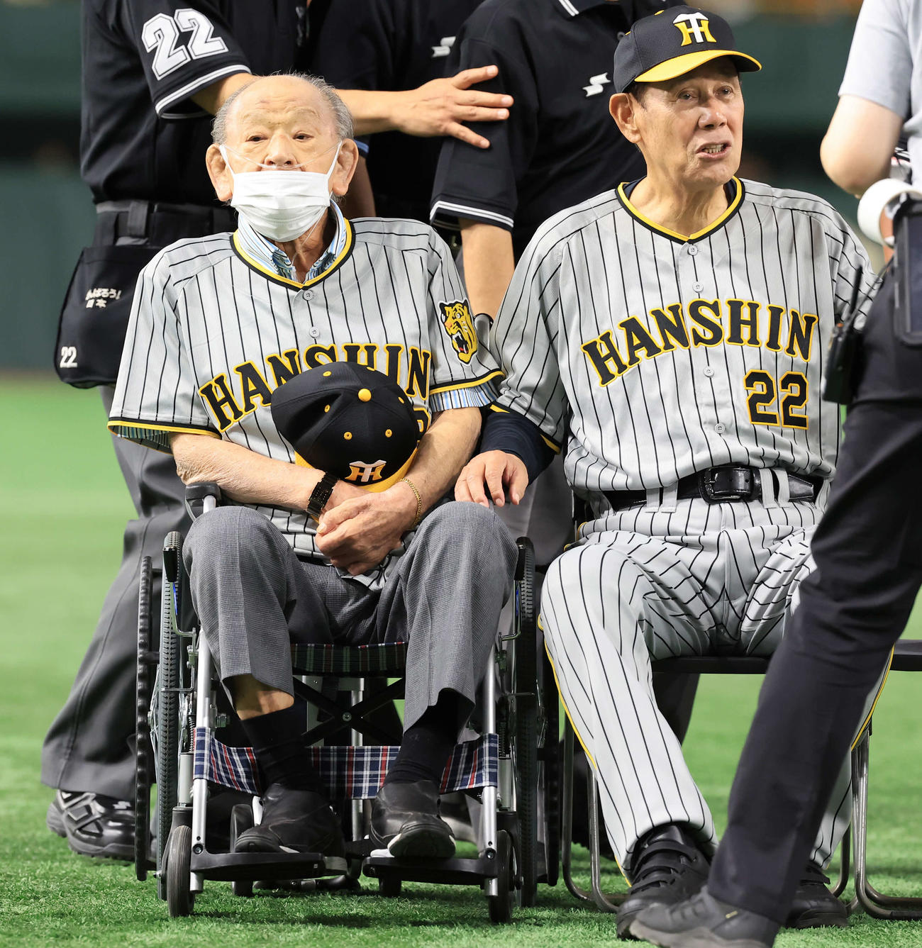 OB戦　巨人対阪神　試合前、記念撮影を待つ江夏豊氏（左）と田淵幸一氏（撮影・浅見桂子）