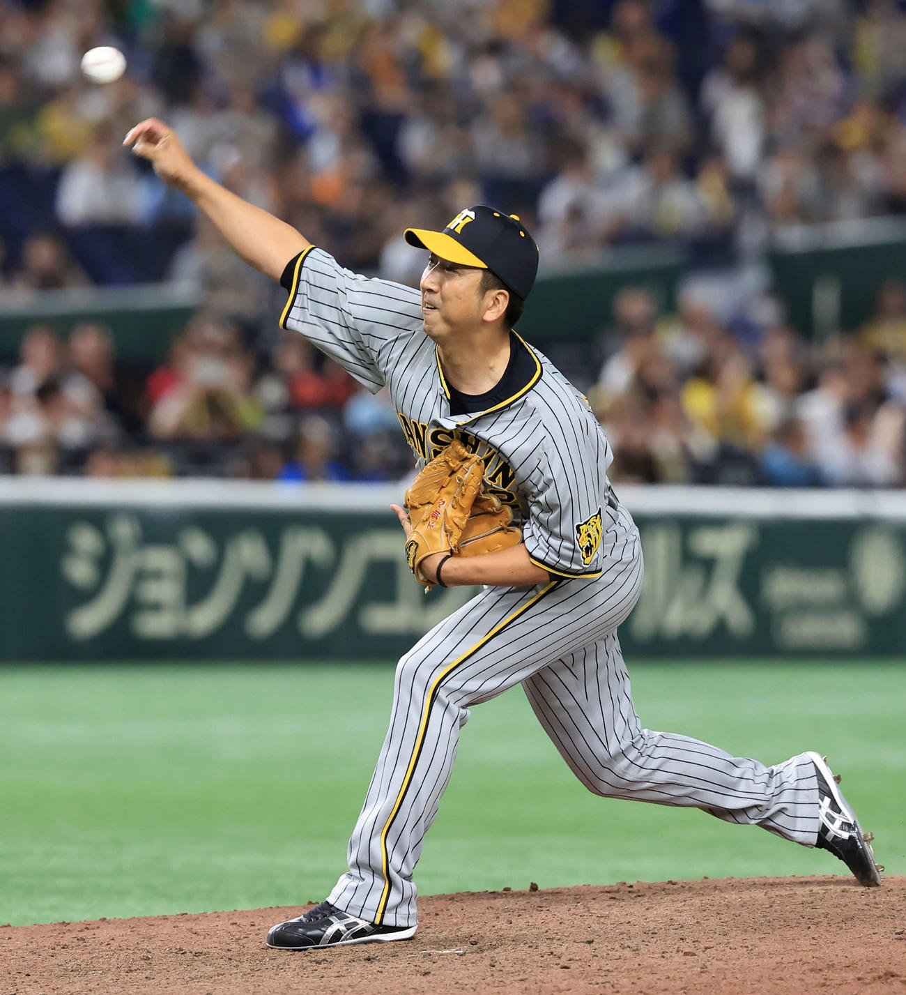 OB戦　巨人対阪神　5回裏巨人の攻撃で登板した藤川球児氏（撮影・浅見桂子）