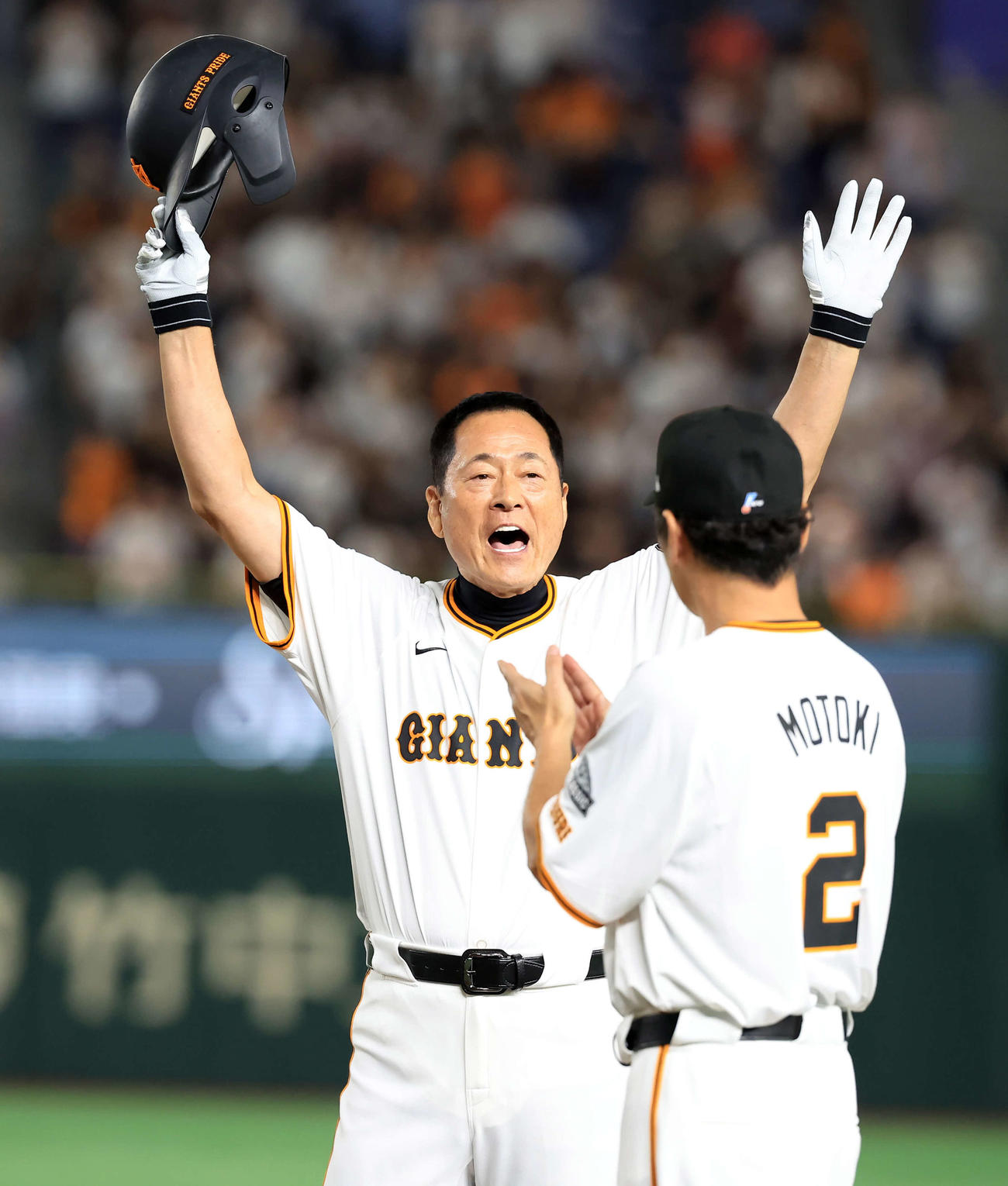 OB戦　巨人対阪神　5回裏巨人の攻撃で中前打を放ちバンザイする中畑清氏（撮影・浅見桂子）
