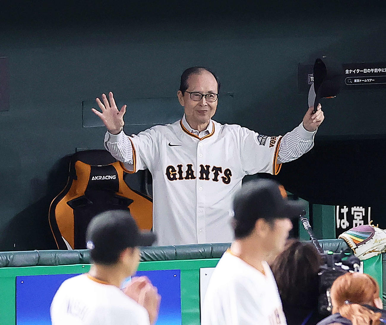 ファンの声援に応える王氏（撮影・足立雅史）