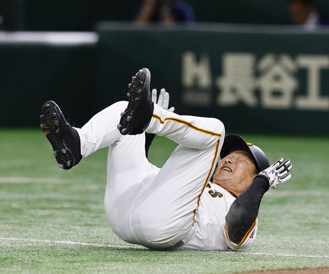 OB戦　巨人阪神　3回、安打を放ち一塁へ向かう途中に転倒する巨人OBの吉村禎章氏（撮影・藤尾明華）