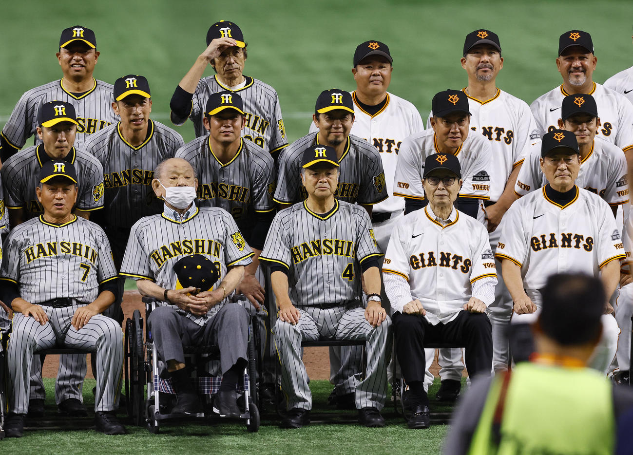 OB戦　巨人阪神　記念撮影に納まる（前列左から）真弓明信氏、江夏豊氏、掛布雅之氏、王貞治氏、中畑清氏ら（撮影・藤尾明華）