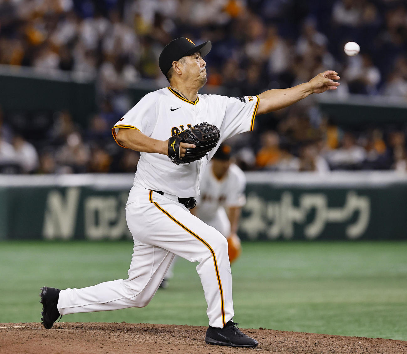 OB戦　巨人阪神　5回、登板した巨人OBの角盈男氏（撮影・藤尾明華）