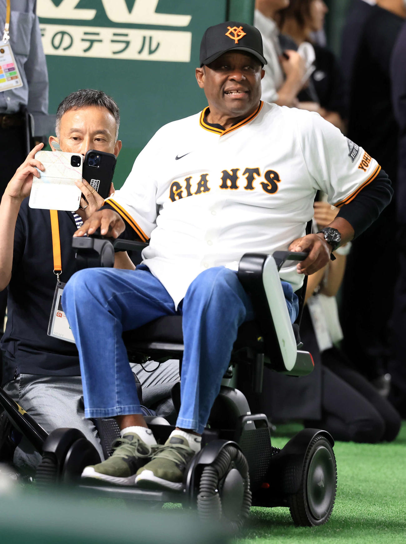 OB戦　巨人対阪神　試合前、巨人OBベンチ前で話すウォーレン・クロマティ氏（撮影・浅見桂子）