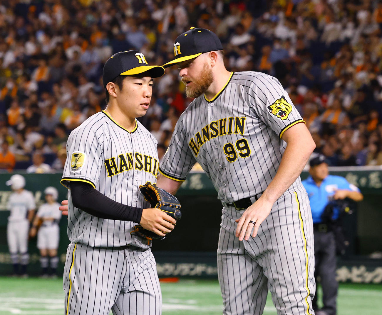 巨人対阪神　7回途中、降板した石井（左）を出迎える阪神ビーズリー（撮影・藤尾明華）