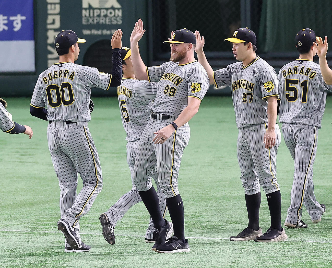 巨人対阪神　6回無失点で勝利を挙げ笑顔でタッチを交わす阪神ビーズリー（中央）（撮影・足立雅史）