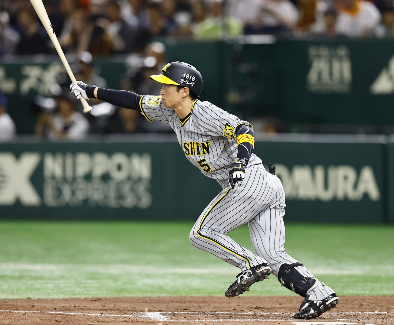 巨人対阪神　4回表阪神無死、近本は中前打を放つ（撮影・藤尾明華）
