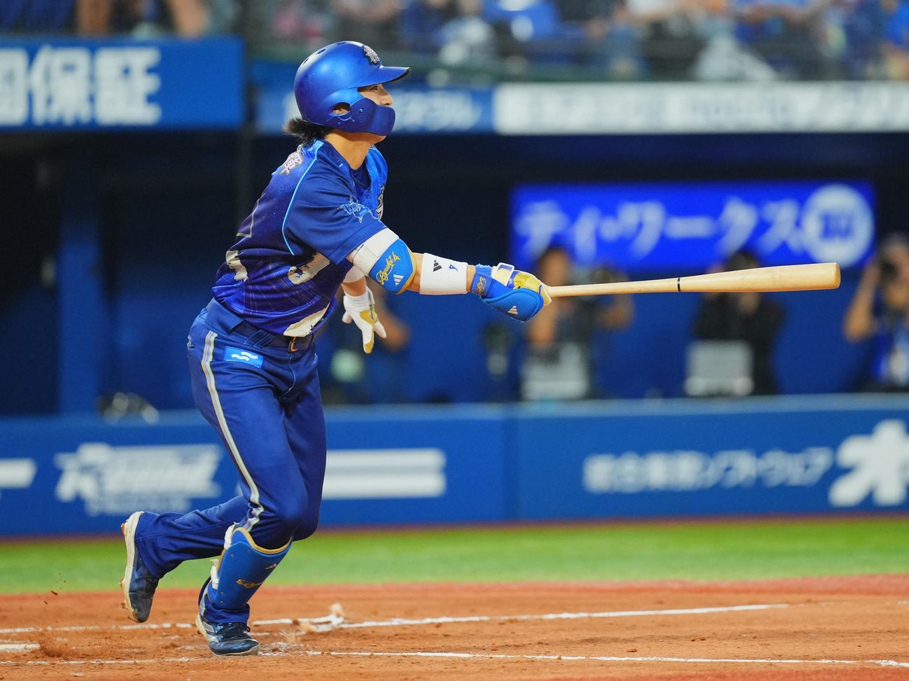 DeNA対広島　2回裏DeNA1死一、二塁、右前打を放つ度会（撮影・垰建太）