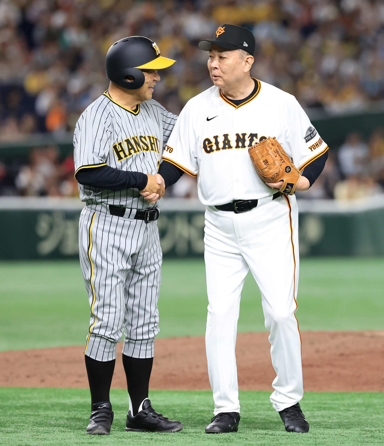 OB戦　巨人対阪神　2回表阪神無死、掛布雅之氏（左）は安打を放ち、江川卓氏と握手する（撮影・浅見桂子）