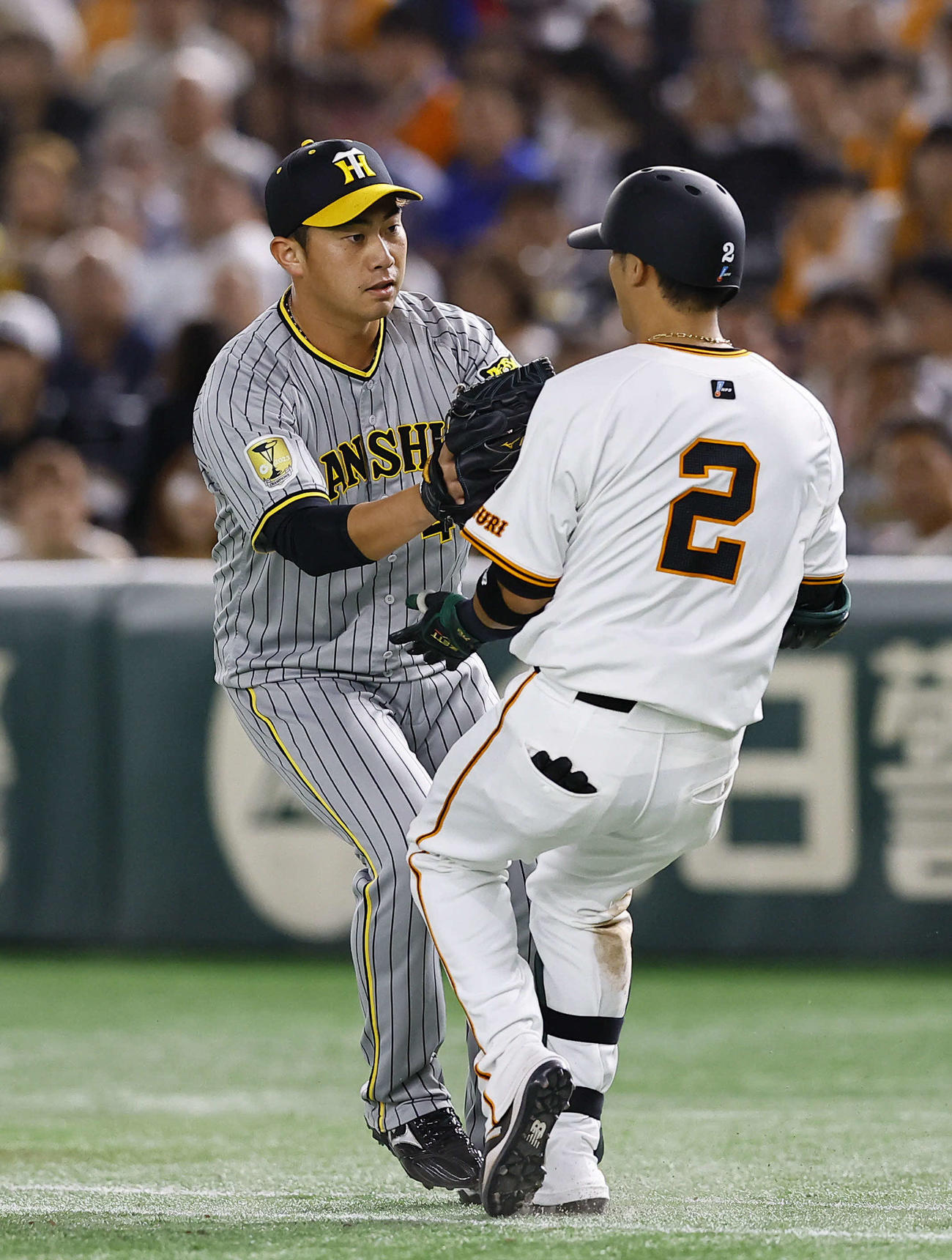 巨人対阪神　8回裏巨人無死、吉川を投ゴロに打ち取り自らタッチする桐敷（撮影・藤尾明華）