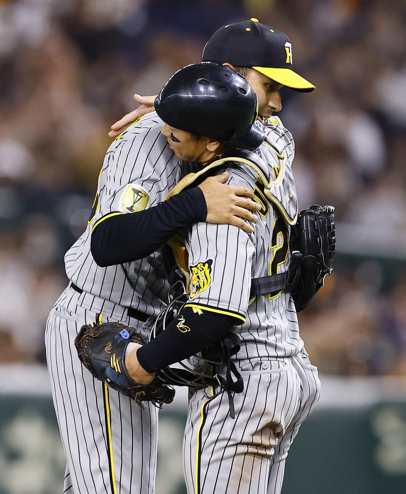巨人対阪神　巨人に勝利し、抱き合う阪神ゲラ（左）と梅野（撮影・藤尾明華）
