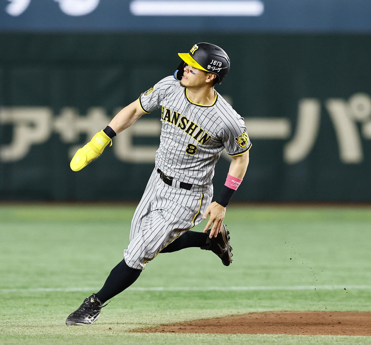 巨人対阪神　4回表阪神2死一、三塁、大山悠輔の左越え2点適時二塁打で二塁を回る一走佐藤輝（撮影・藤尾明華）