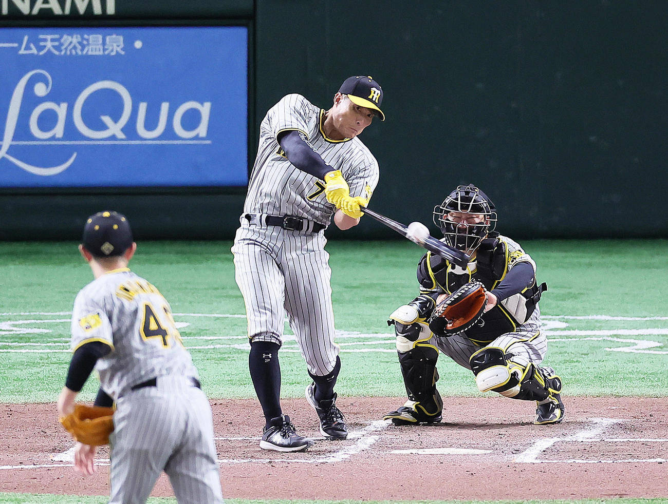 巨人対阪神　イニング間のイベントで本塁打を放つ阪神糸井氏（撮影・足立雅史）