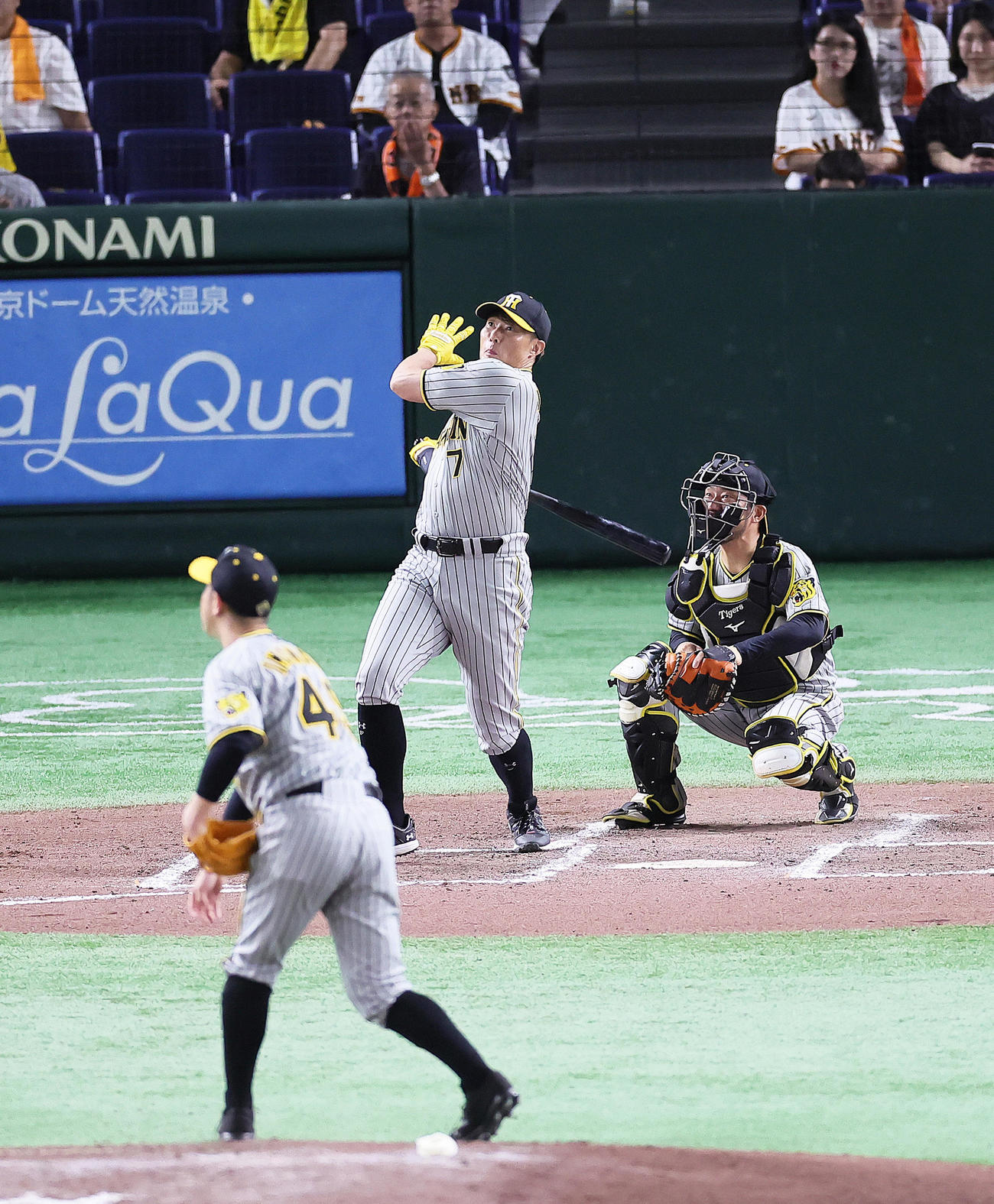 巨人対阪神　イニング間のイベントで本塁打を放つ阪神糸井氏（撮影・足立雅史）