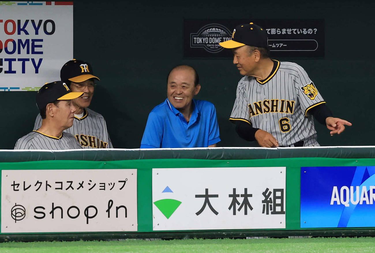 OB戦　巨人対阪神　阪神OBベンチに飛び入り参加し、川藤幸三氏（右）、田淵幸一氏（左）らと談笑する阪神岡田監督（中央）（撮影・浅見桂子）