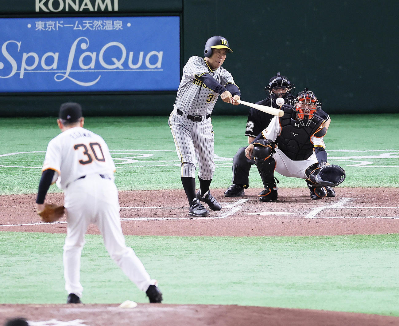 OB戦　巨人対阪神　2回表阪神無死、掛布氏は中前打を放つ。投手江川氏（撮影・足立雅史）