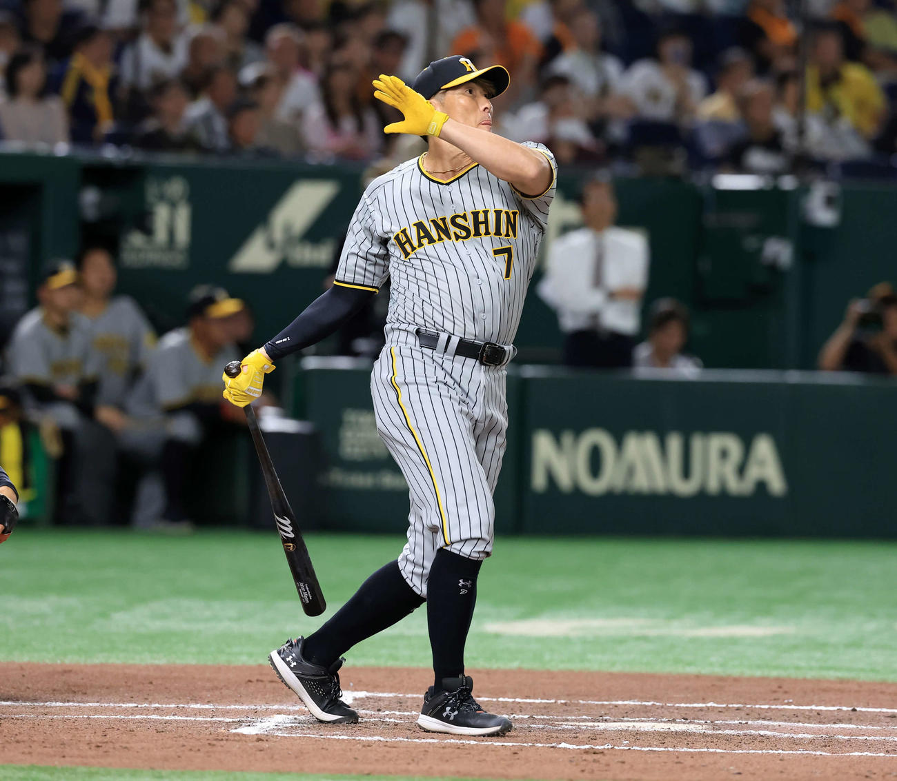 OB戦　巨人対阪神　本塁打安打チャレンジで本塁打を放つ糸井嘉男氏（撮影・浅見桂子）