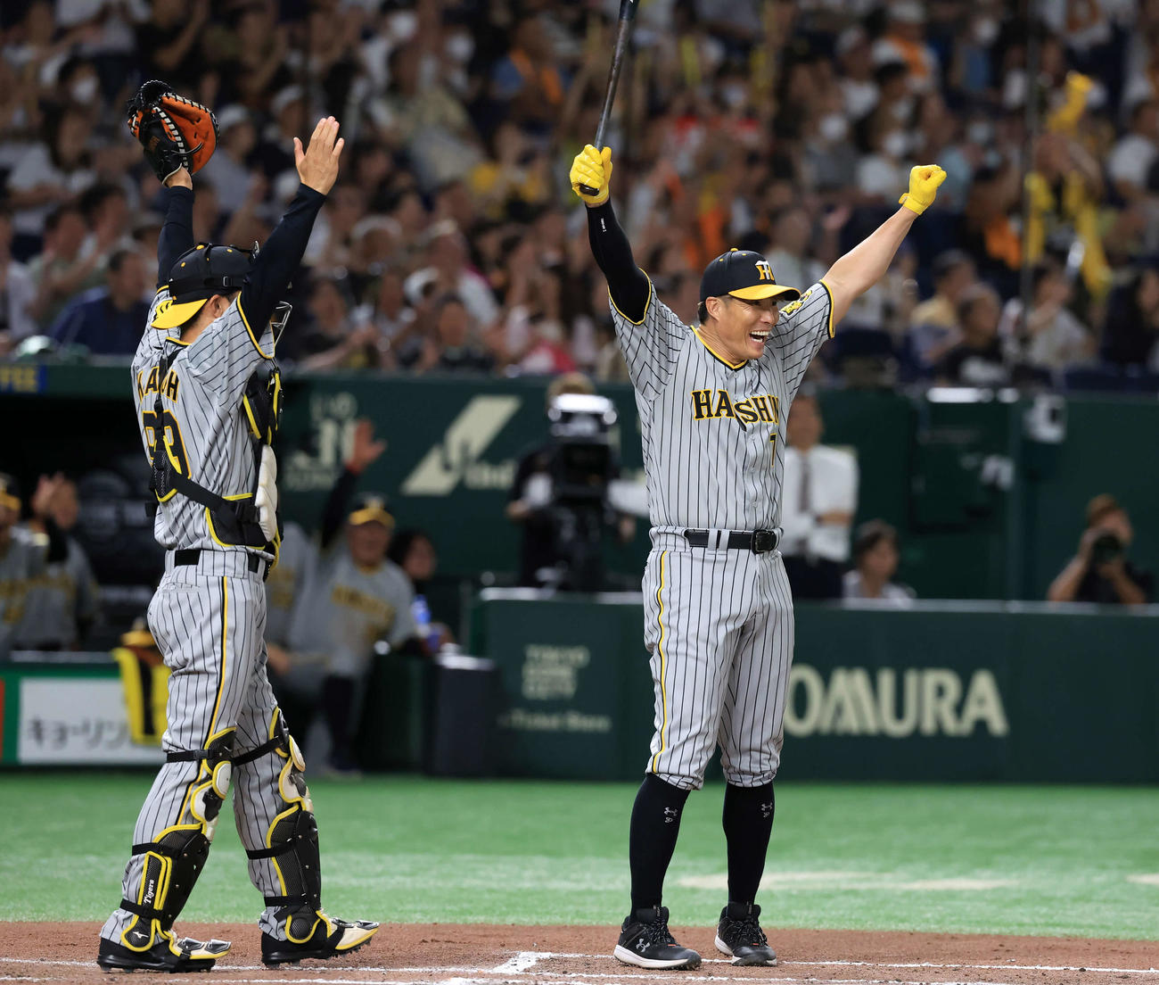 OB戦　巨人対阪神　本塁打安打チャレンジで本塁打を放ちバンザイする糸井嘉男氏（撮影・浅見桂子）