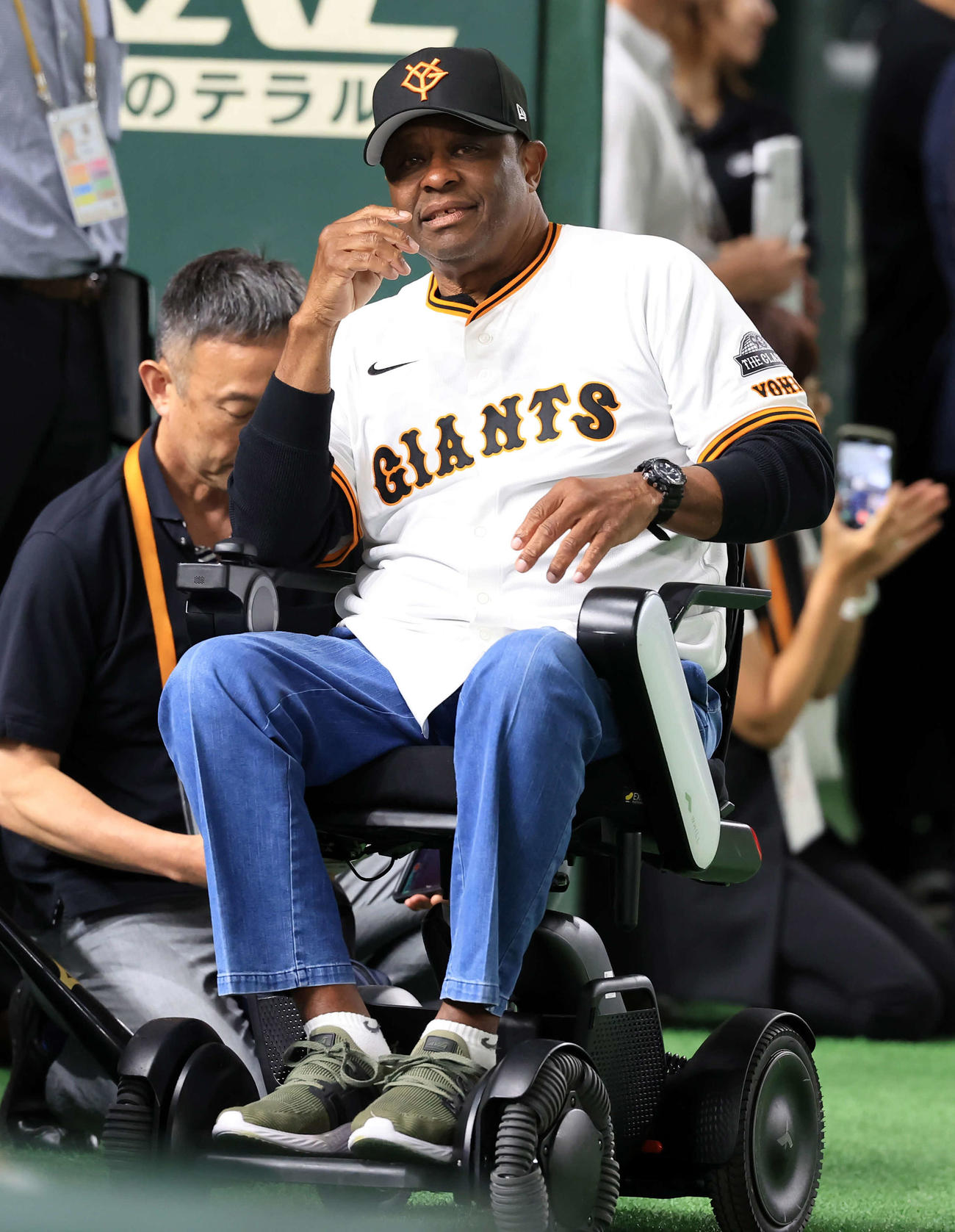 OB戦　巨人対阪神　試合前、巨人OBベンチ前で話すウォーレン・クロマティ氏（撮影・浅見桂子）