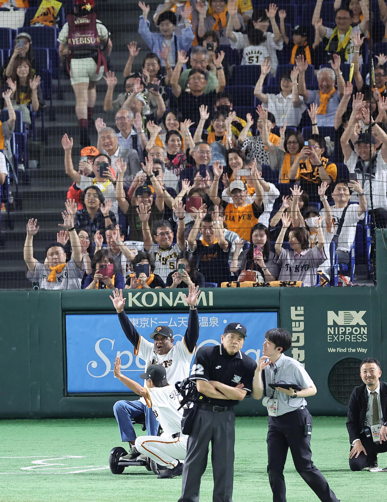 OB戦　巨人対阪神　ファンとバンザイする巨人クロマティ氏（撮影・足立雅史）