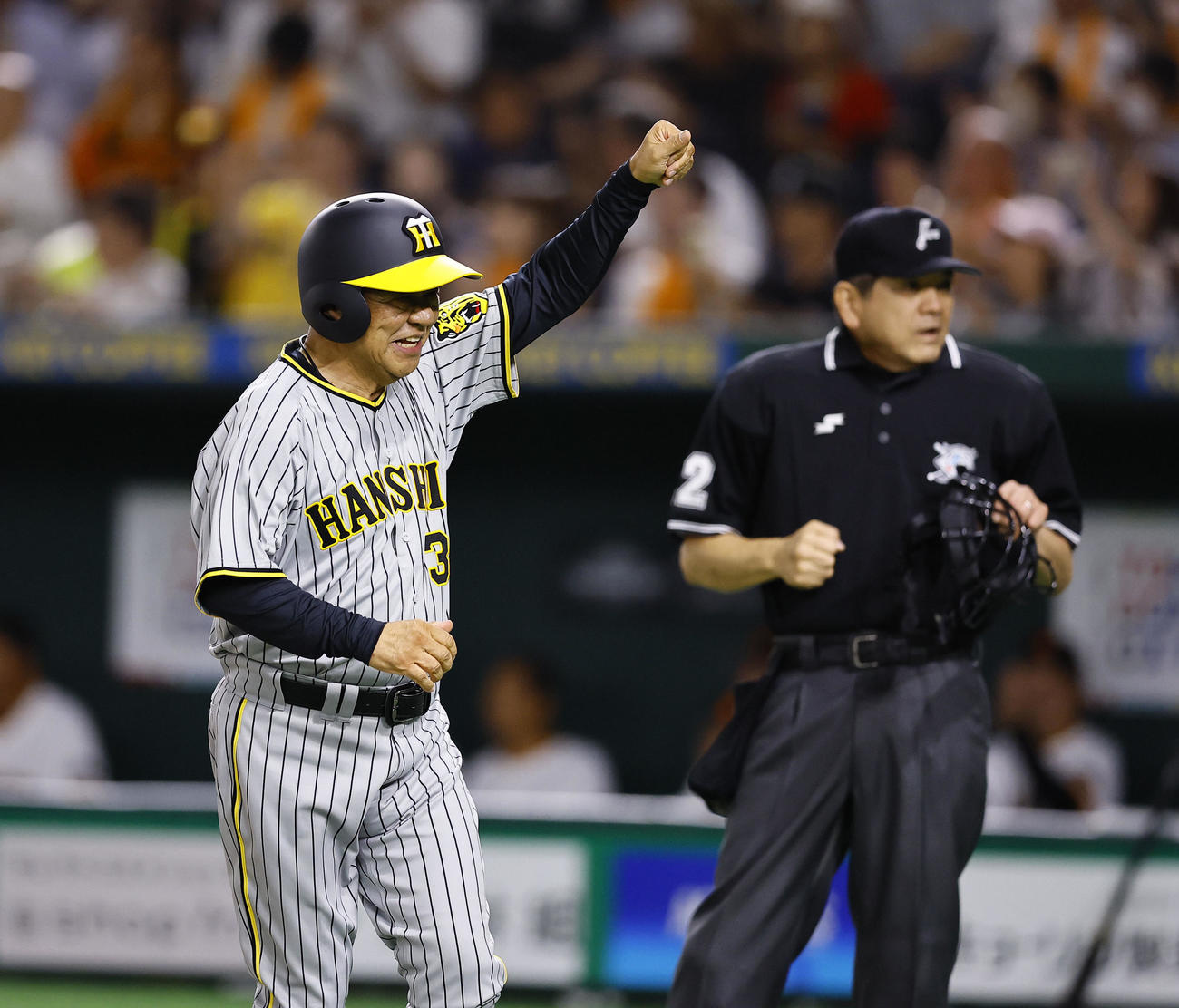 OB戦　巨人阪神　2回、江川卓氏から安打をは放ち、ベンチにガッツポーズで戻る掛布雅之氏（撮影・藤尾明華）