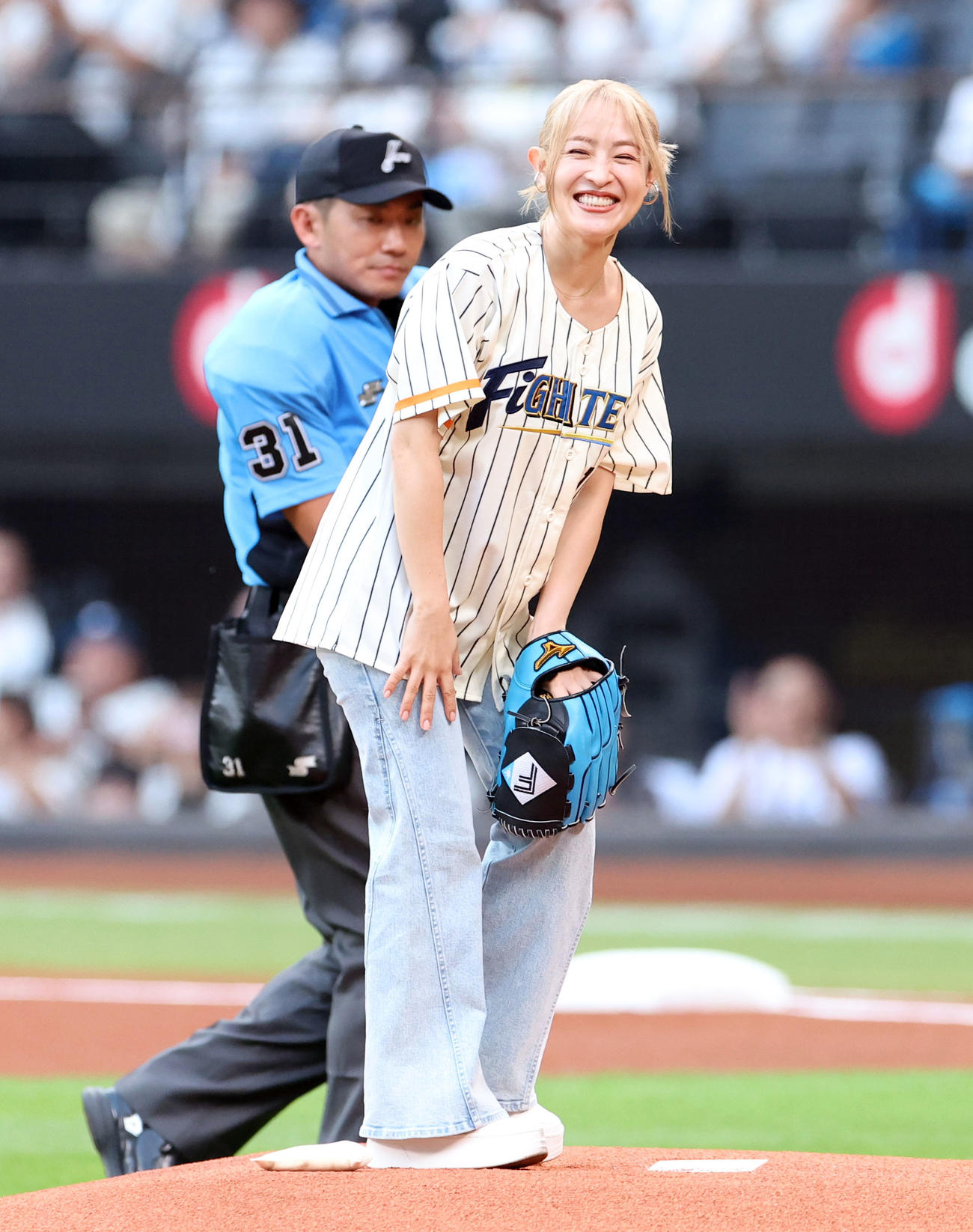 日本ハム対楽天　試合前、始球式を務める大沢あかね（撮影・佐藤翔太）