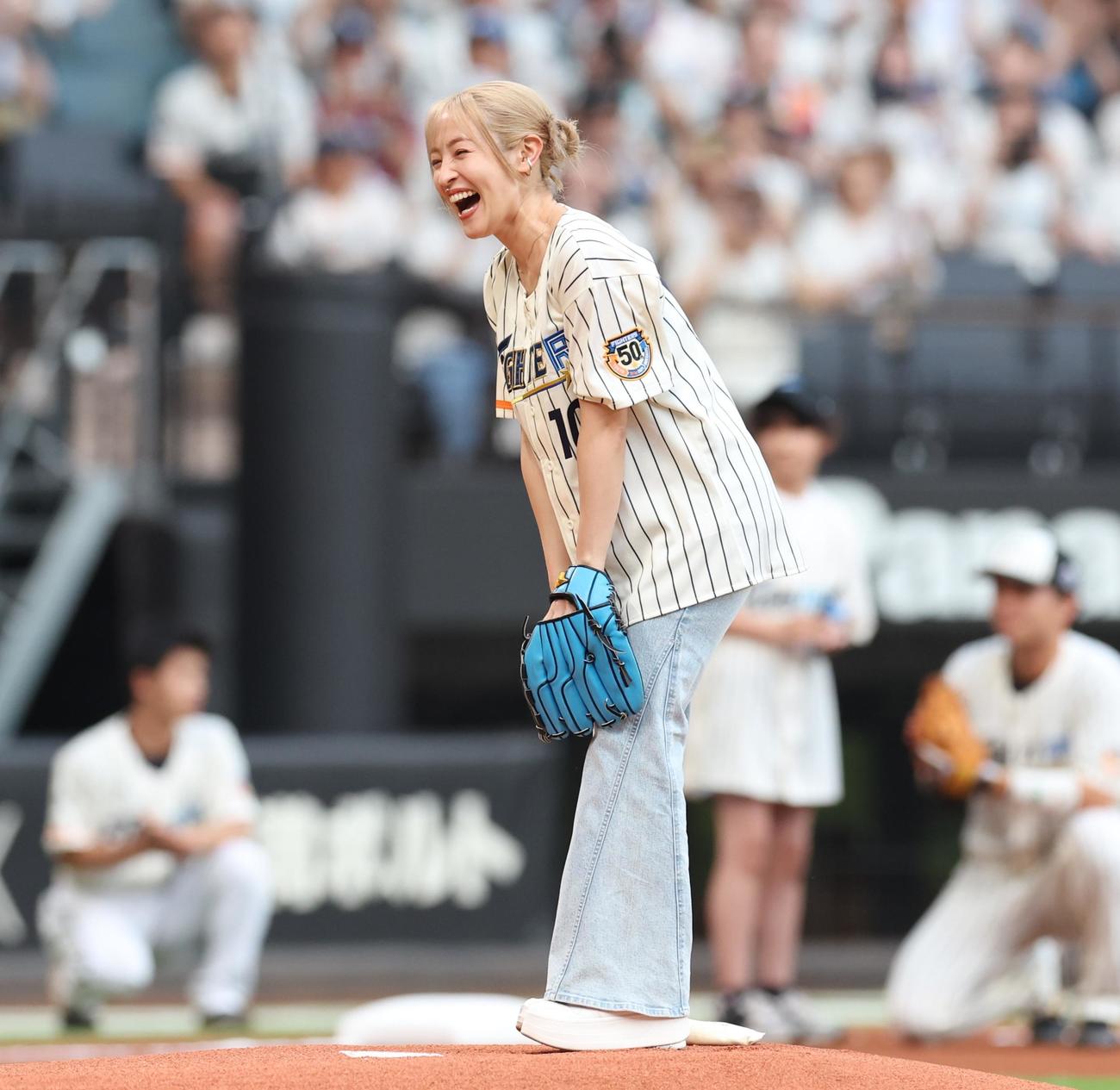 日本ハム対楽天　始球式を務めた大沢あかね（撮影・黒川智章）