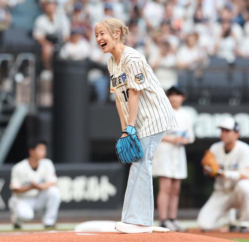 日本ハム】大沢啓二元監督の孫あかねが新庄風？始球式「歯もぴかぴか