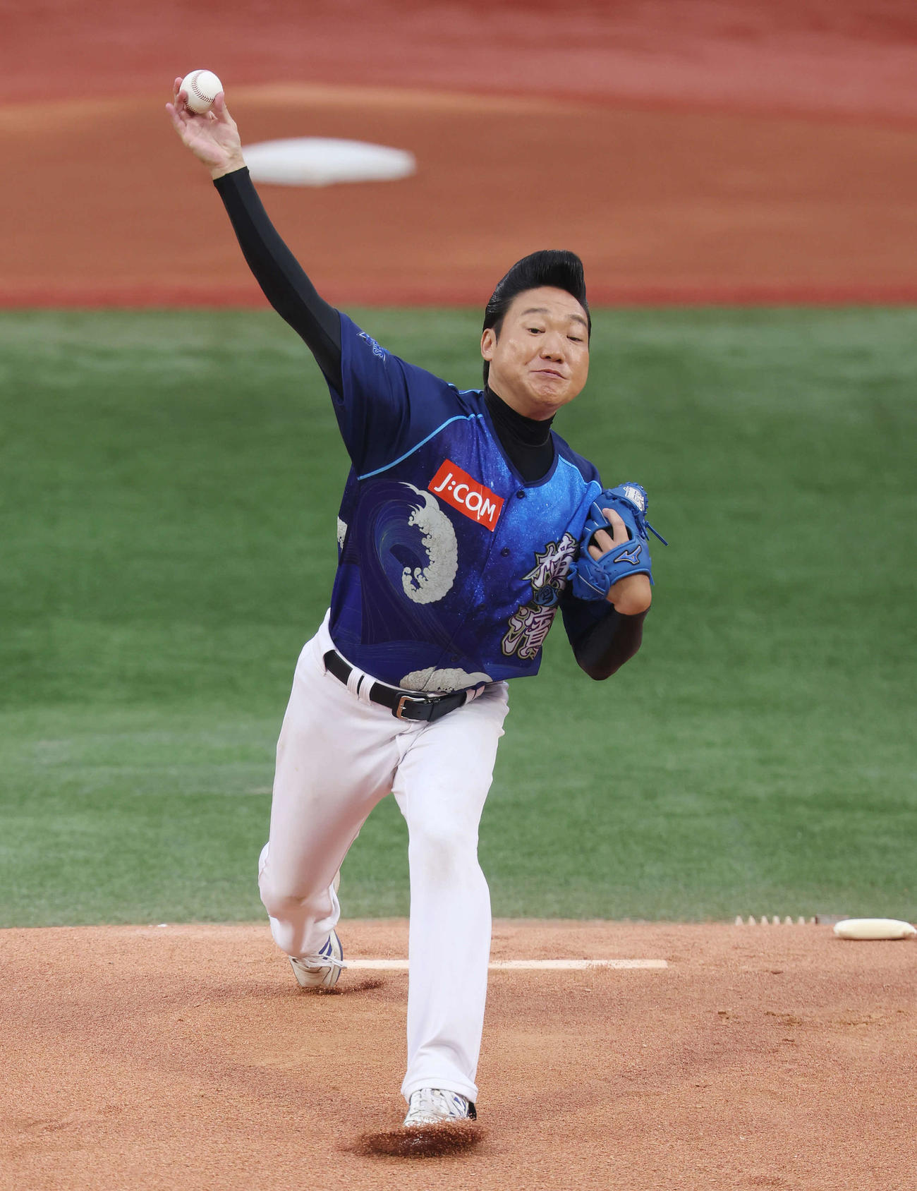 DeNA対広島　始球式で投球するみやぞん（撮影・宮地輝）