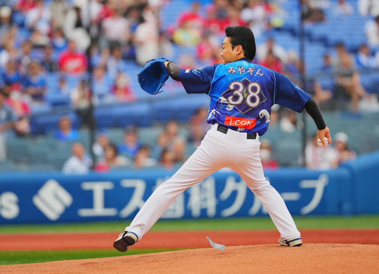 DeNA対広島　試合前、スピードガンコンテストで力投するみやぞん（撮影・垰建太）