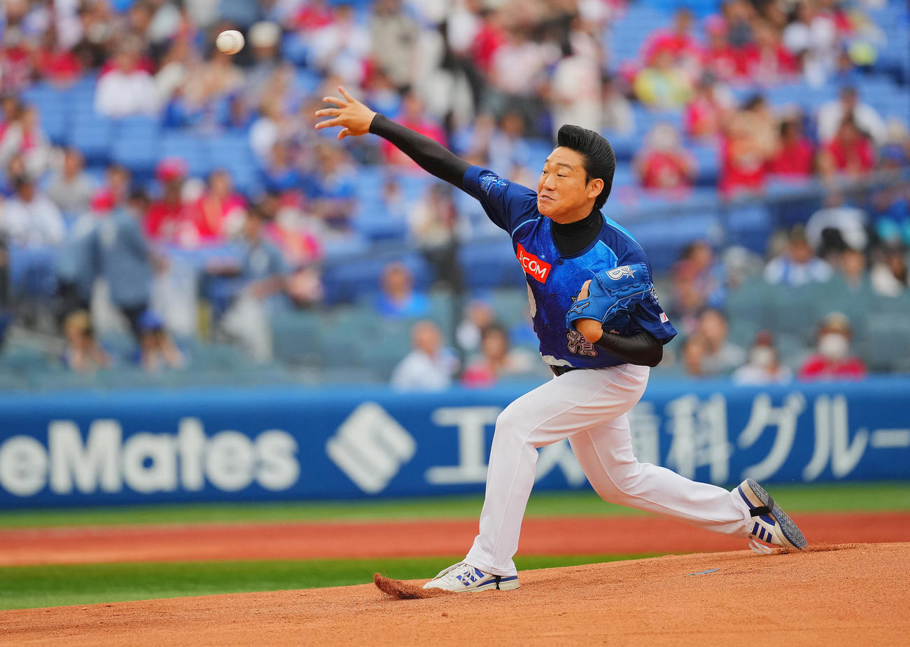 DeNA対広島　試合前、スピードガンコンテストで力投するみやぞん（撮影・垰建太）