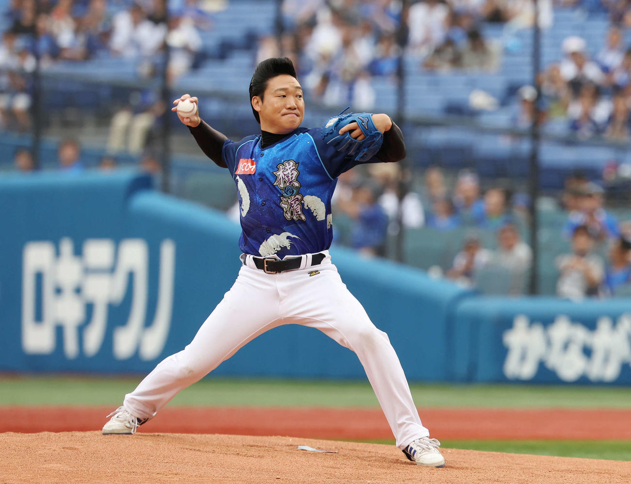 DeNA対広島　スピードガンコンテストで投球するみやぞん（撮影・宮地輝）