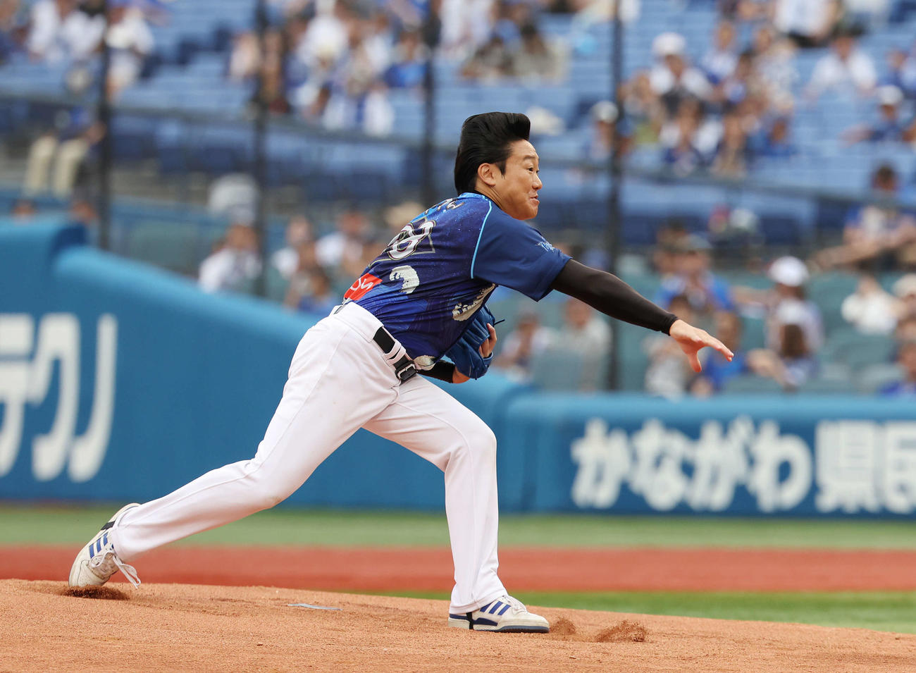 DeNA対広島　スピードガンコンテストで投球するみやぞん（撮影・宮地輝）