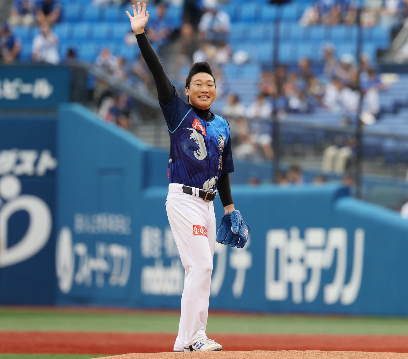 DeNA対広島　スピードガンコンテストに挑戦するみやぞん（撮影・宮地輝）