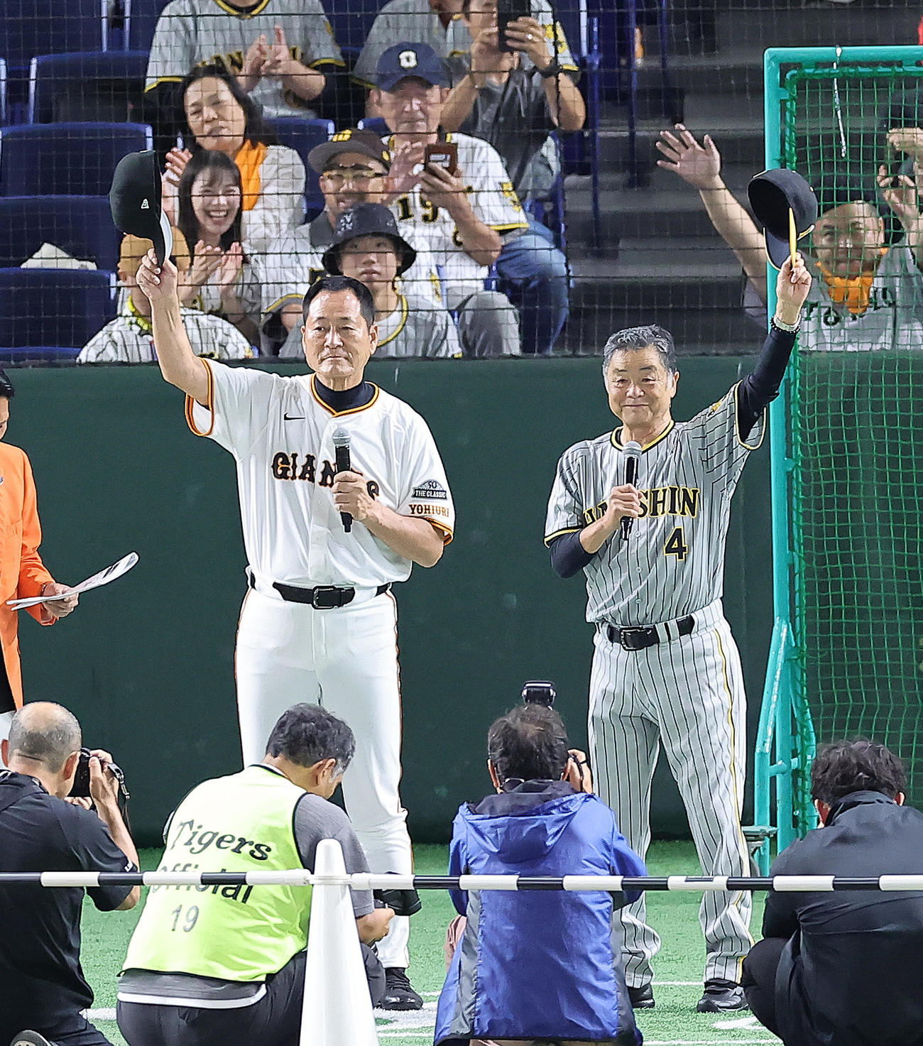 OB戦の試合を前に抱負を語った監督を務める巨人中畑氏（左）と阪神川藤氏（撮影・足立雅史）