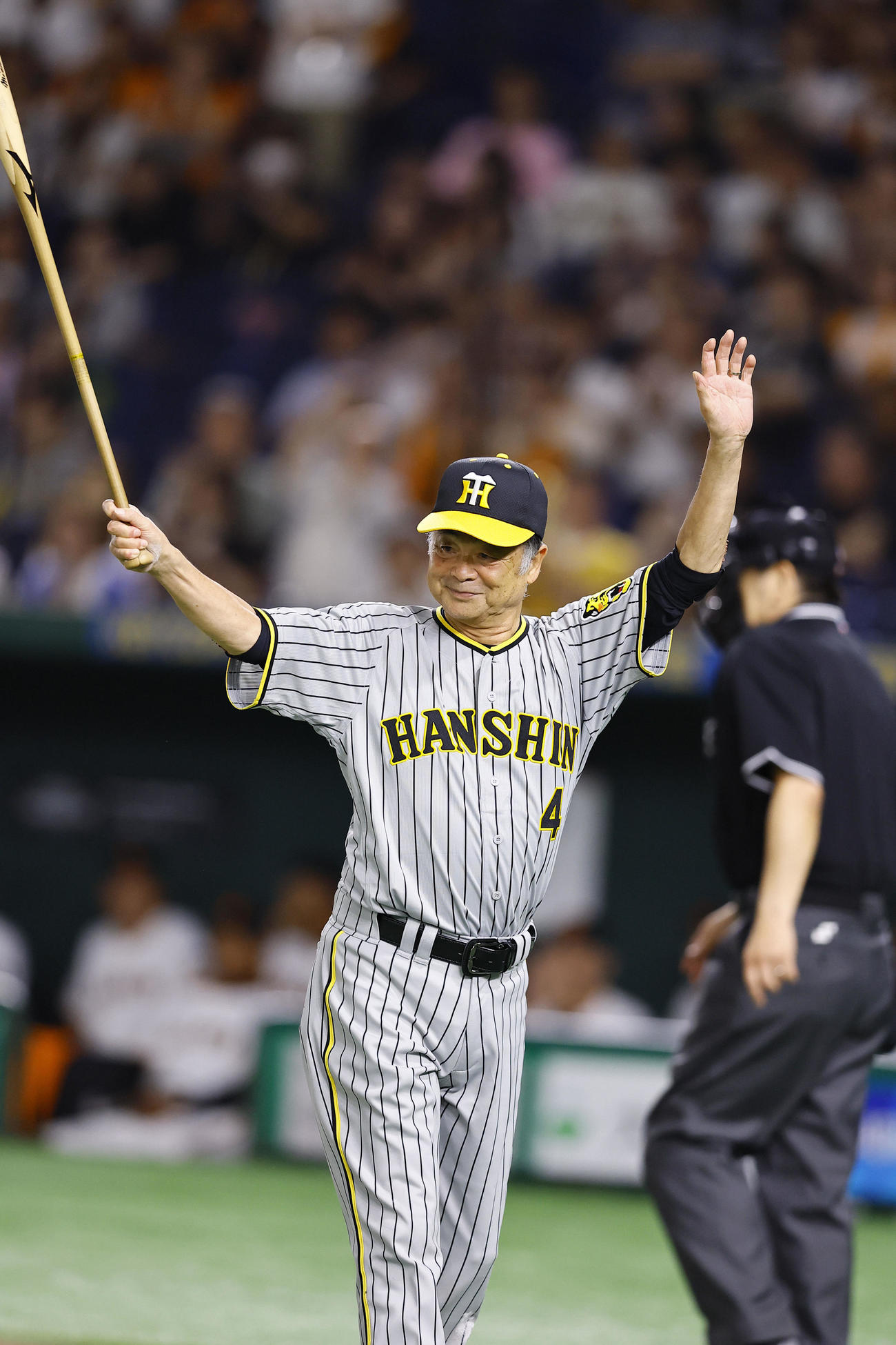 OB戦　巨人阪神　5回、代打を送られ声援に応える阪神OBの川藤幸三氏（撮影・藤尾明華）