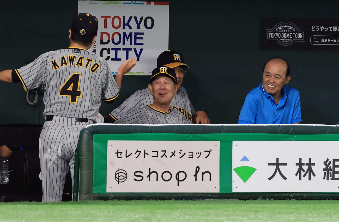 阪神OBベンチで川藤幸三氏（左）、田淵幸一氏（中央）らと談笑する阪神岡田監督（右）（撮影・浅見桂子）
