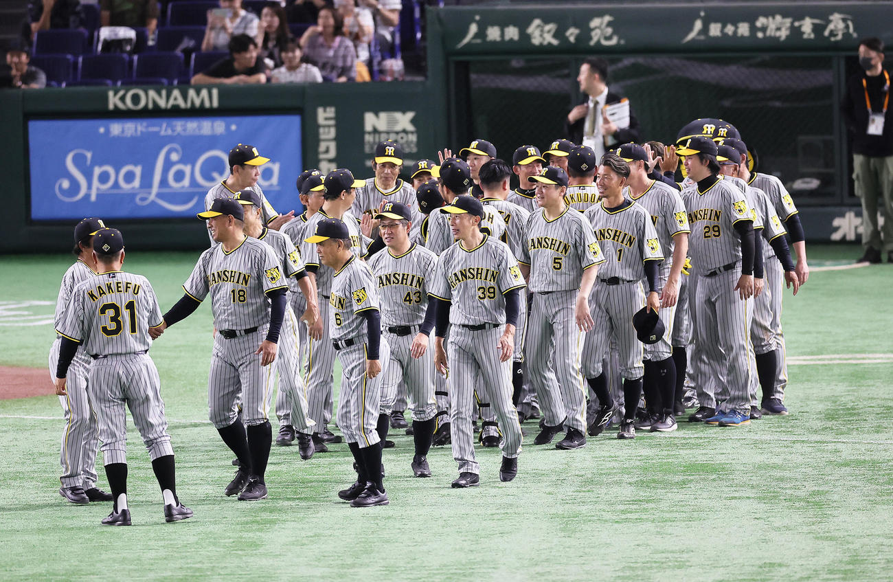 巨人対阪神　OB戦を終え、タッチを交わす阪神の選手ら（撮影・足立雅史）