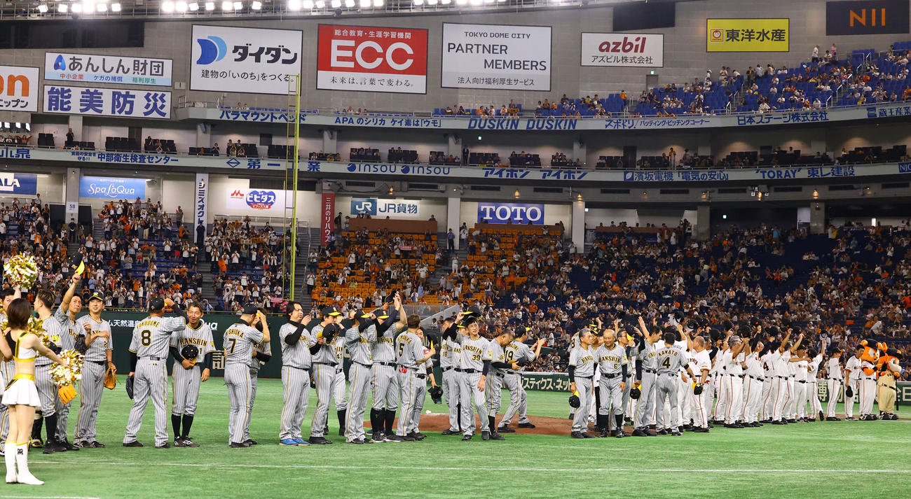 OB戦　巨人阪神　試合を終えあいさつする巨人と阪神のOB（撮影・藤尾明華）