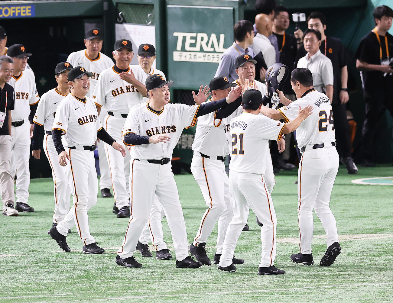 巨人対阪神　OB戦に勝利しタッチを交わす巨人の選手ら（撮影・足立雅史）