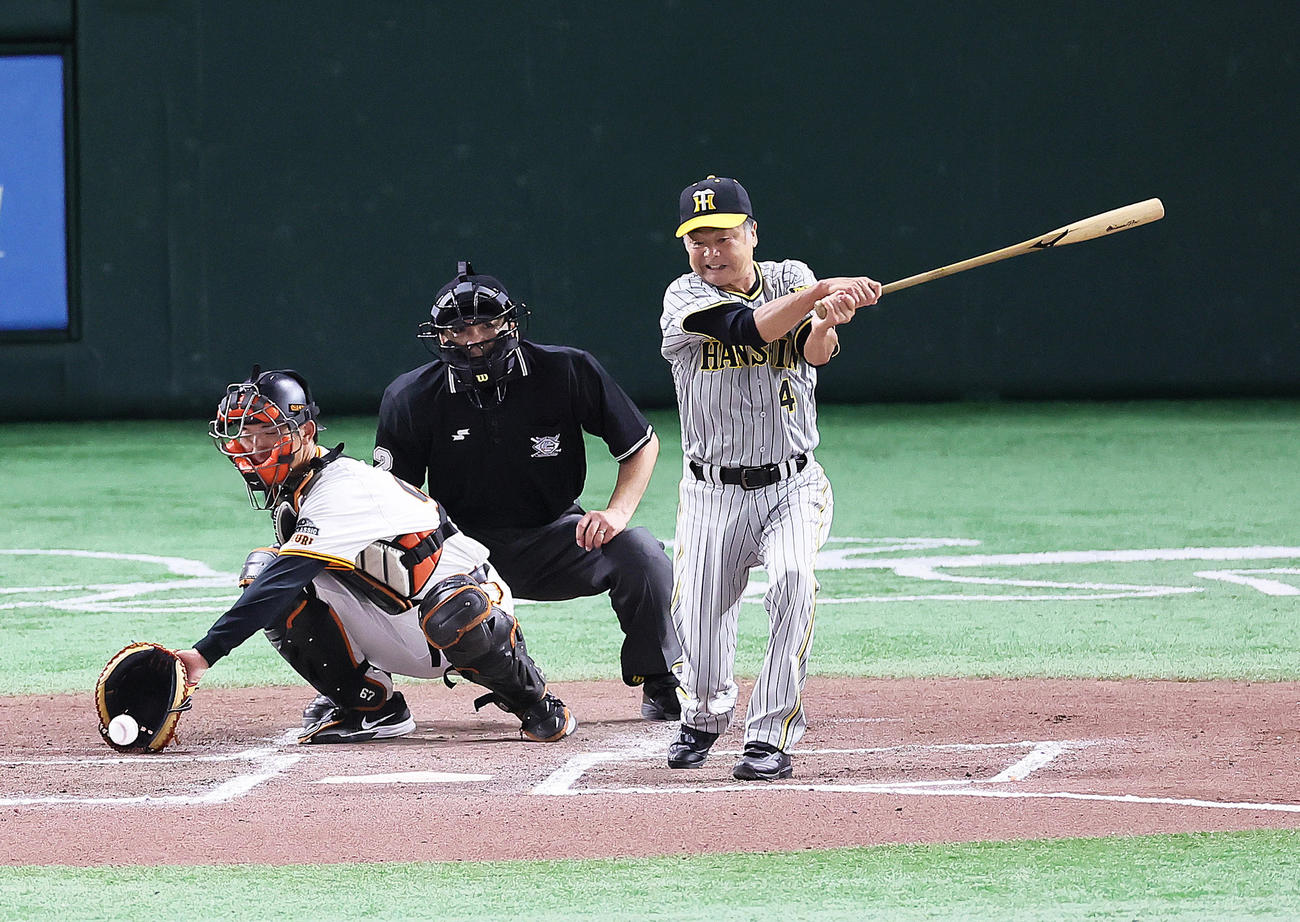 OB戦　巨人対阪神　5回表阪神無死、川藤氏はフルスイングを披露する（撮影・足立雅史）
