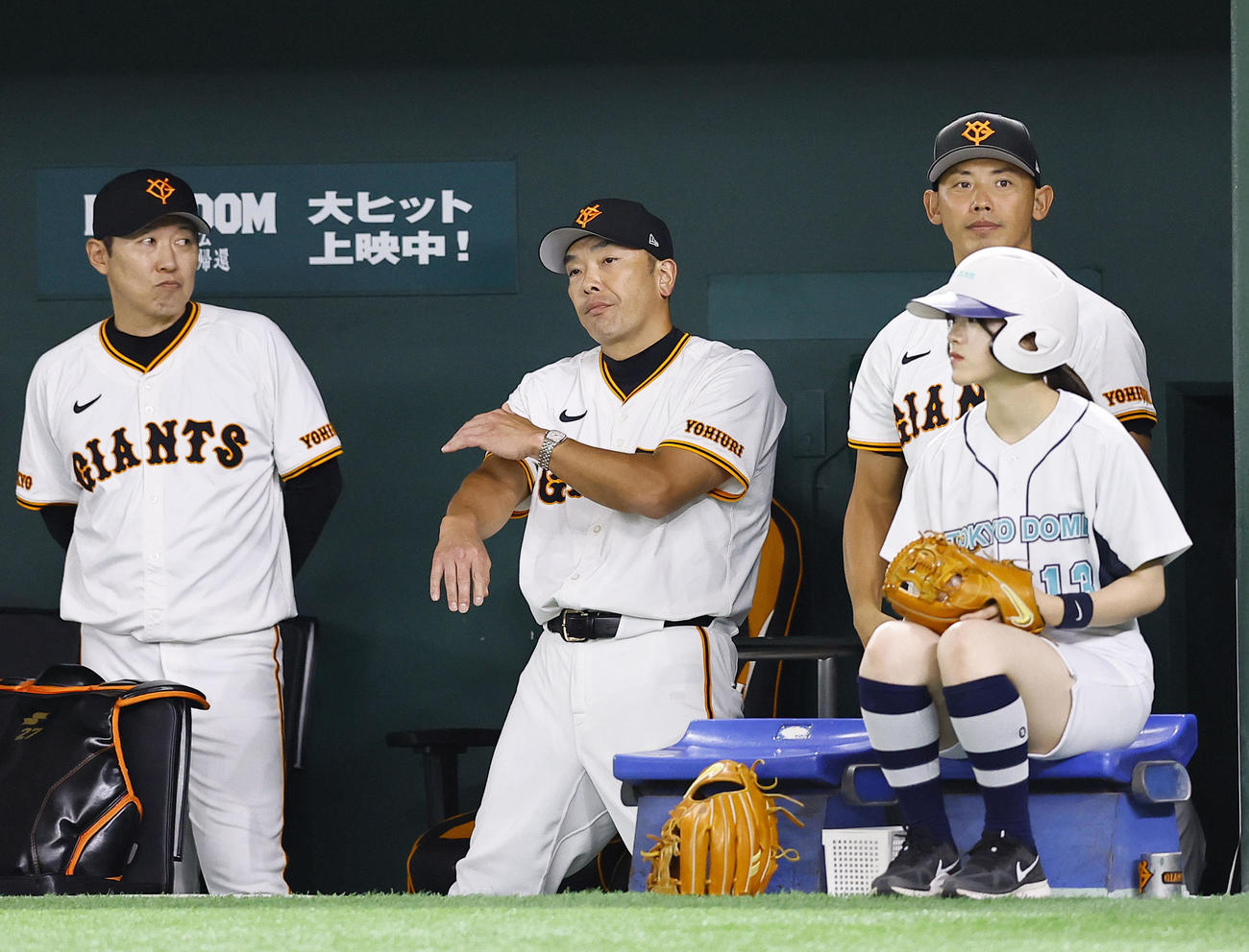 巨人対阪神　7回、ベンチでサインを出す巨人阿部監督（撮影・藤尾明華）