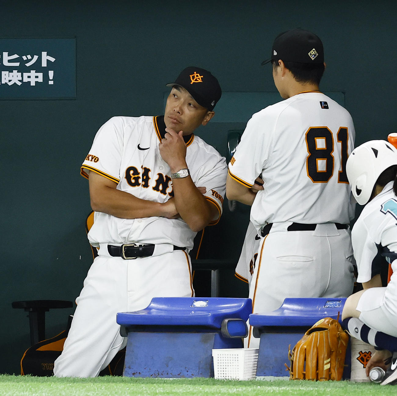 巨人対阪神　5回、ベンチで杉内投手コーチと話をする巨人阿部監督（撮影・藤尾明華）