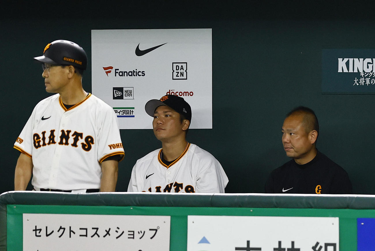 巨人対阪神　スタメンを外れた巨人坂本（撮影・藤尾明華）